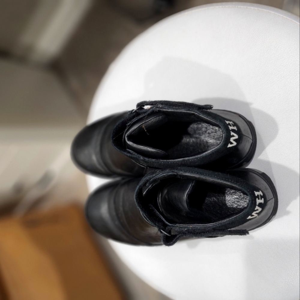 Won hundred ultra comfy black shoes